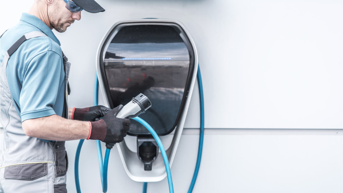 Elektriker prüft eine Ladesäule
